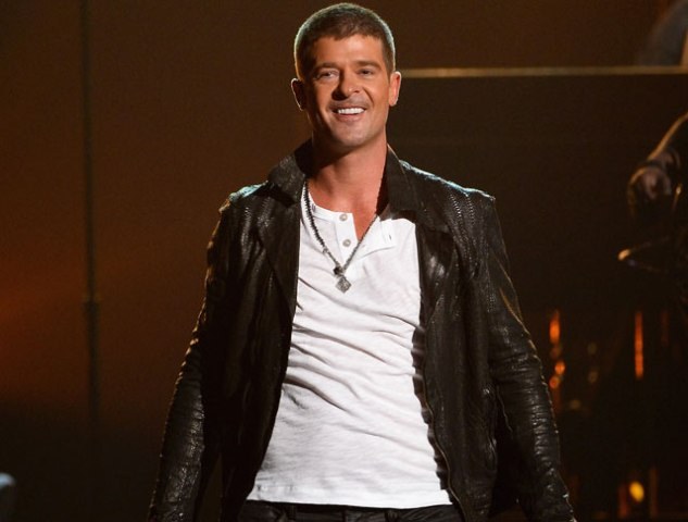 Robin Thicke canta música nova para tentar voltar com a ex