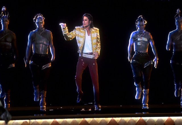 Michael Jackson reaparece em forma holográfica