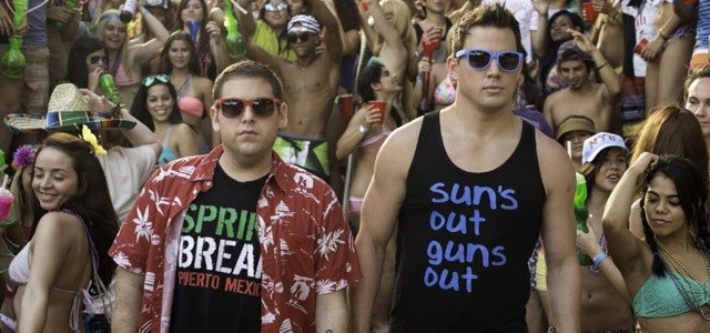 Jonah Hill perde aposta e tem que beijar Channing Tatum "naquele lugar"