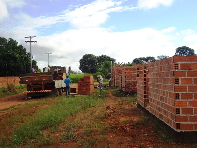 Prefeitura de Cerejeiras interrompe construção de casas populares embargadas