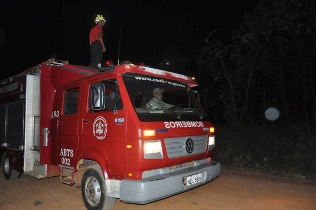 Bombeiros são mobilizados para combater incêndio próximo à Unir, em Vilhena