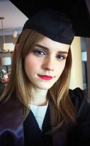Emma Watson se forma e mostra foto em que aparece de beca