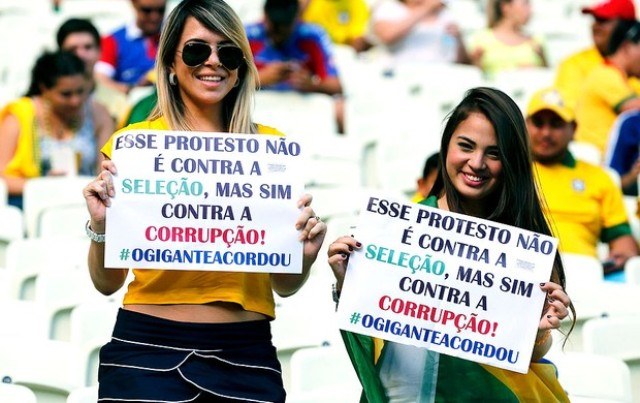 PROFESSORES PROTESTAM 