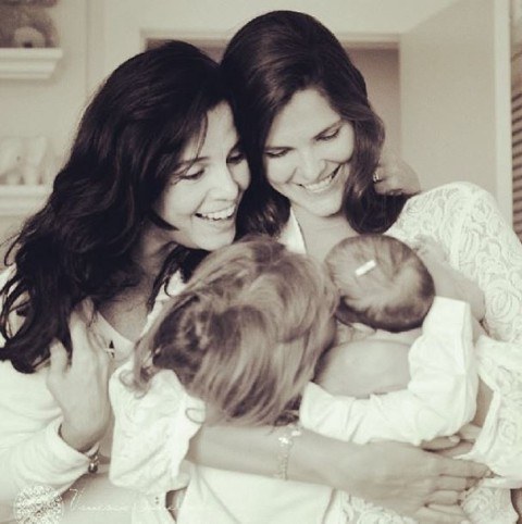 Daniella Sarahyba posta foto com mãe e as duas filhas
