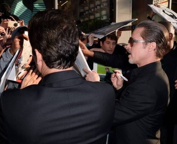 Brad Pitt leva soco na cara em estreia de "Malévola"