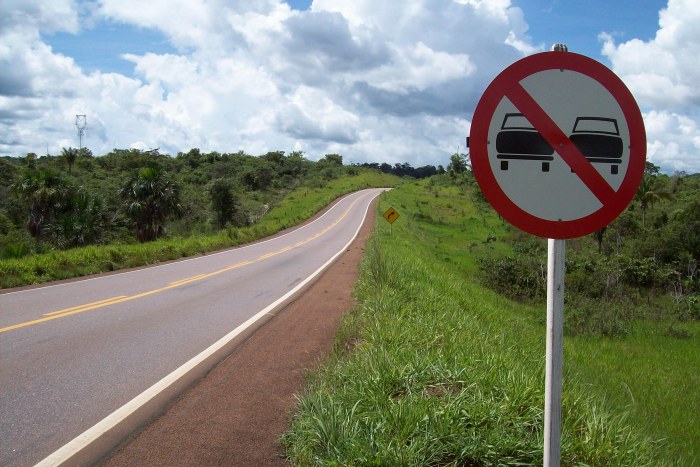 Pânico | CAMINHONETE CAPOTA COM DUAS PESSOAS NA RODOVIA BR-364