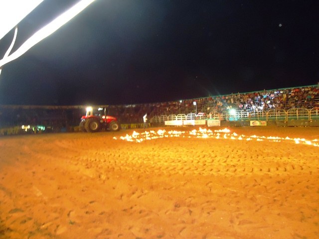 Abertura de festa agropecuária em Cerejeiras é marcada por trator em plena arena