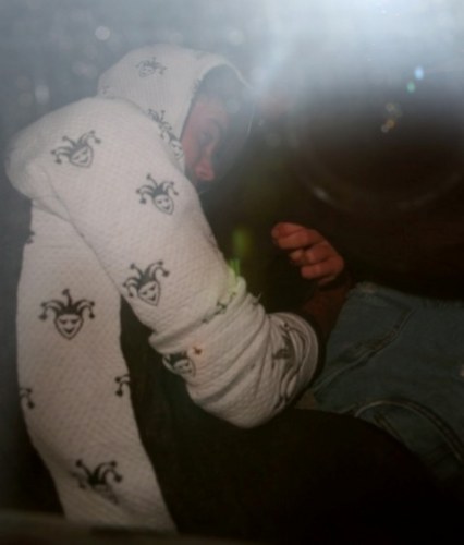 Após passar o dia em estúdio, Justin Bieber dorme no carro