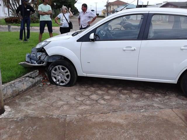 Professora compra carro zero e se choca contra placa de trânsito em Cerejeiras