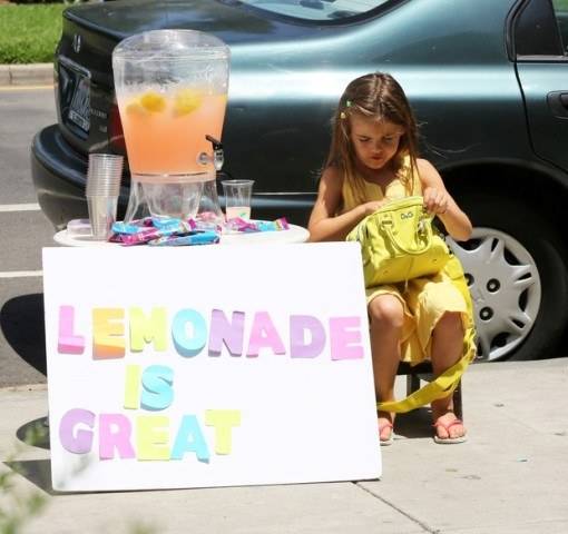 Filha de Alessandra Ambrósio vende limonada na rua em Los Angeles