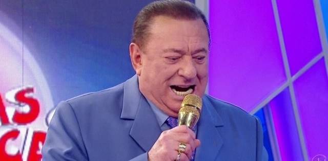 Raul Gil confunde SBT com Record no “Domingo Legal”