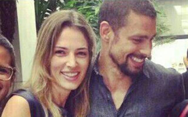 Colunista publica foto de Cauã Reymond todo sorridente ao lado de suposto affair