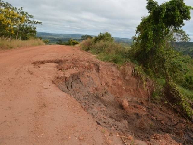 Cratera de 3 metros ameaça interditar estrada que liga Colorado a Corumbiara
