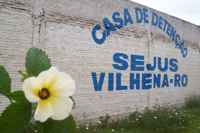 Vacilou | MULHER É PRESA AO TENTAR ENTRAR COM CELULAR NA CADEIA DE VILHENA