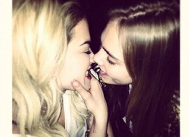 Rita Ora aparece quase beijando Cara Delevingne: "Sinto sua falta"