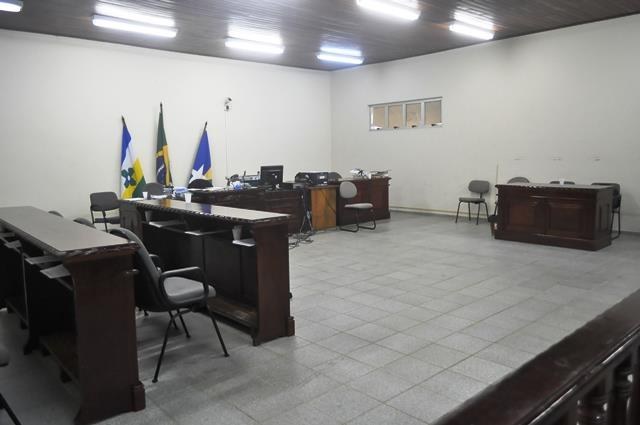 Homem que atirou na esposa pelas costas é condenado a pouco mais de 3 anos