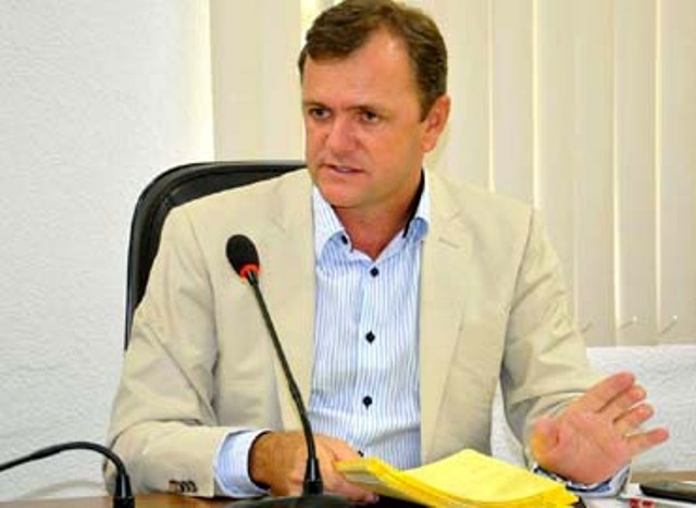 Goebel comemora início de obras de pavimentação em Cerejeiras e Pimenteiras