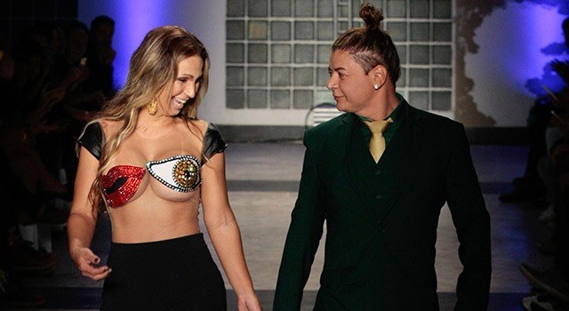 Valesca Popozuda atinge nível superior de "beijinho no ombro" em desfile de moda