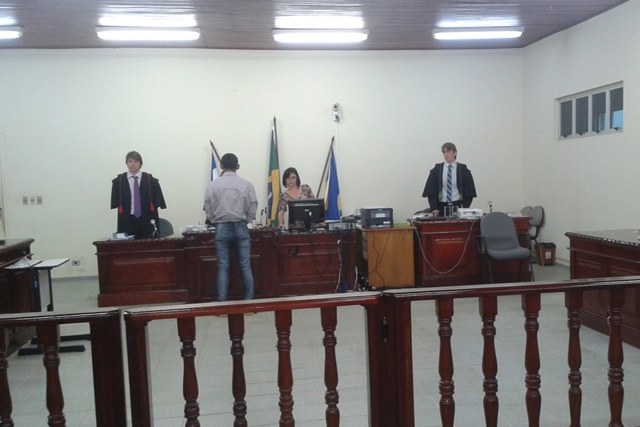 Condenado jovem que esfaqueou rapaz em defesa da moral da mãe 