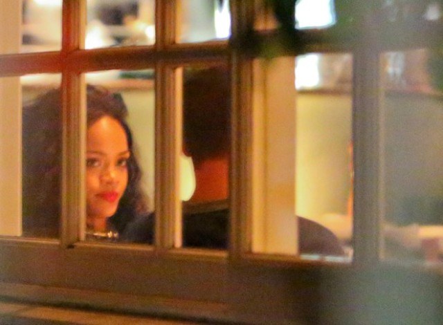 Rihanna vai a jantar com Chris Martin