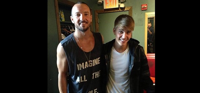 Arrependido, Justin Bieber é batizado e estuda a Bíblia