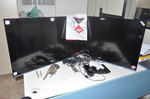 Ao investigar “boca-de-fumo”, polícia encontra televisores levados de escola