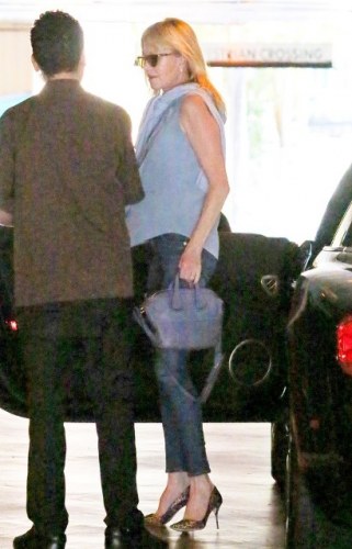 Melanie Griffith aparece com aliança após separação de Antonio Banderas