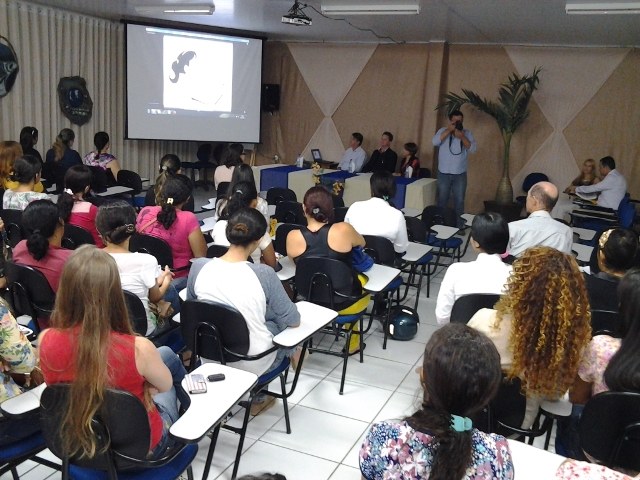 Prefeito e secretária dão boas-vindas aos novos professores da rede municipal