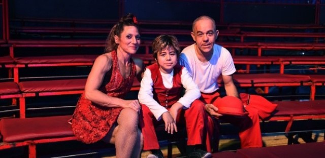 Serelepe de "Meu Pedacinho" atua como palhaço em circo ao lado dos pais