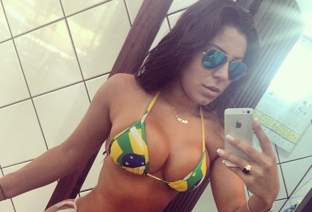Namorada de Thammy Miranda sensualiza com biquíni: "Brasil"
