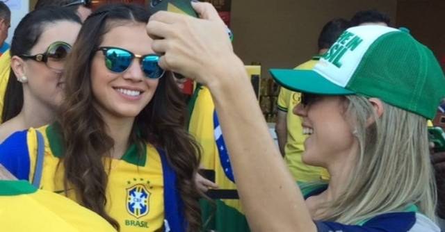 Bruna Marquezine e pai de Neymar chegam ao Itaquerão