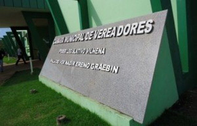 Em votação a toque de caixa, vereadores reajustam salário de prefeito em 67%
