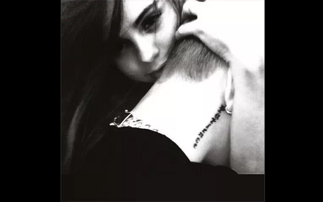 Justin Bieber publica foto com Selena Gomez e fala em "amor incondicional"