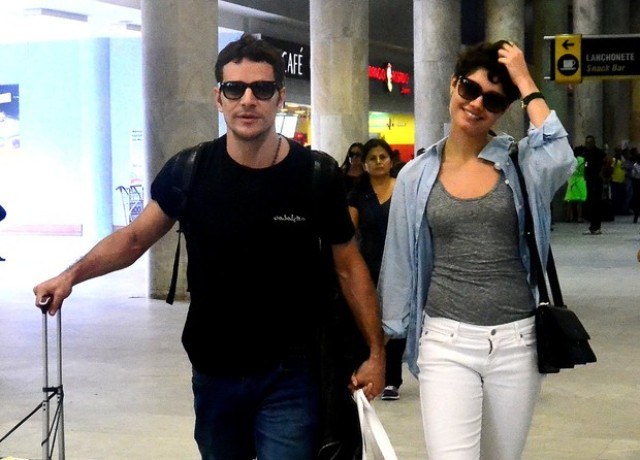 Sophie Charlotte e Daniel Oliveira desembarcam no Rio de mãos dadas