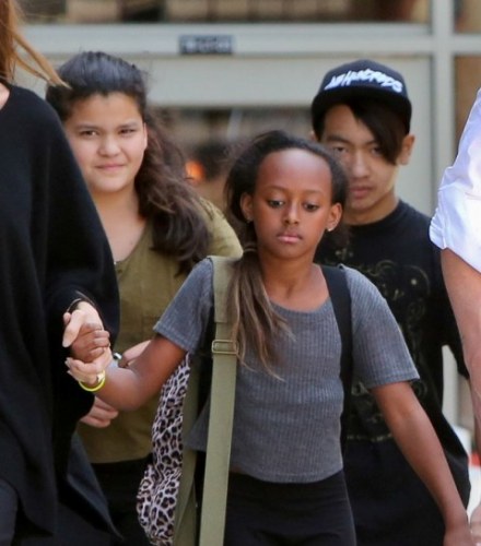 Filho mais velho de Angelina Jolie e Brad Pitt aparece com a namorada.
