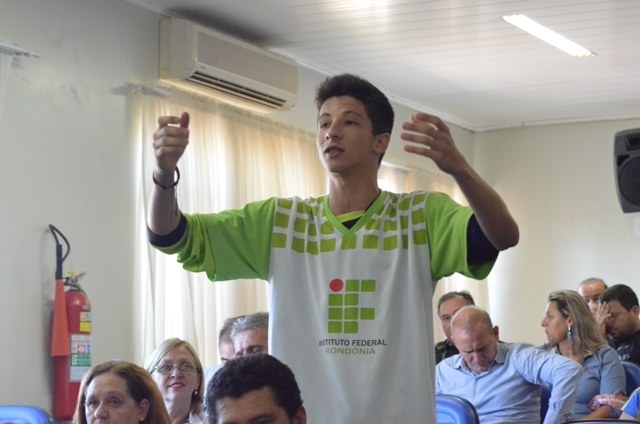 Líder estudantil interrompe discurso de prefeito na Câmara de Vilhena 