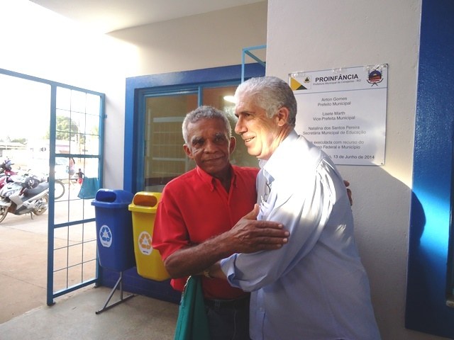 Cerejeiras: ex-prefeito é homenageado pelo atual em escola com nome da esposa