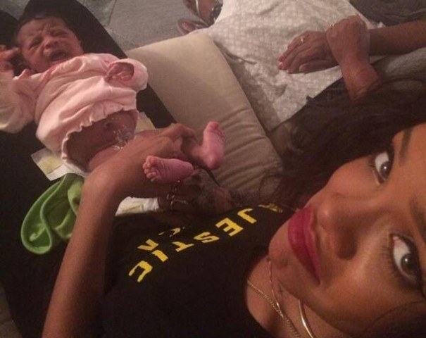 Rihanna faz cara feia ao trocar a fralda da sobrinha