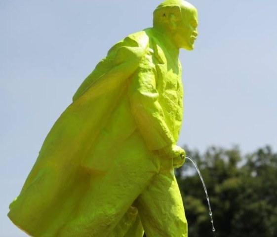 ESTÁTUA FAZENDO XIXI
