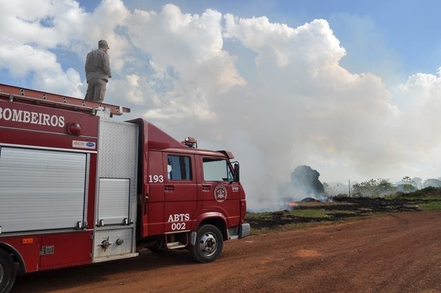 Queima de lixo mobiliza bombeiros e irrita moradores na periferia de Vilhena
