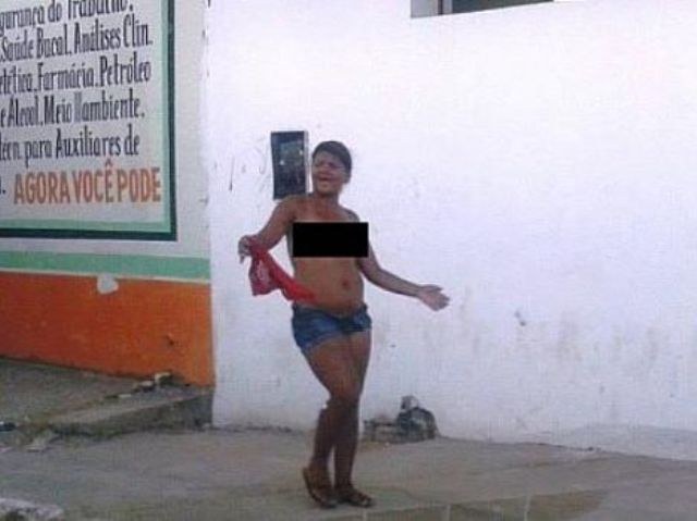 Mulher de 43 anos anda pelada pelas ruas e ameaça atingir viatura a pedradas