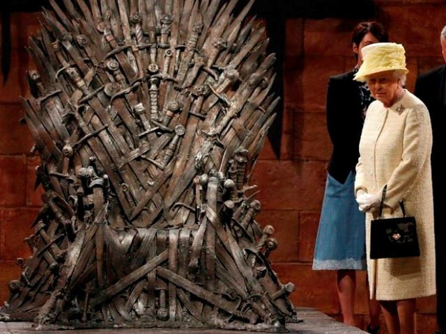 Rainha Elizabeth II visita cenários e conhece atores de "Game of thrones"