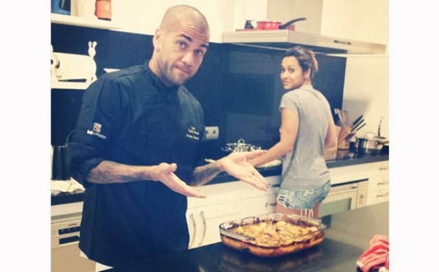 Fora dos campos, Daniel Alves bate um bolão na cozinha
