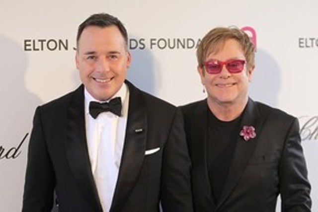 Elton John briga com marido em voo e amigos não se surpreendem, diz site