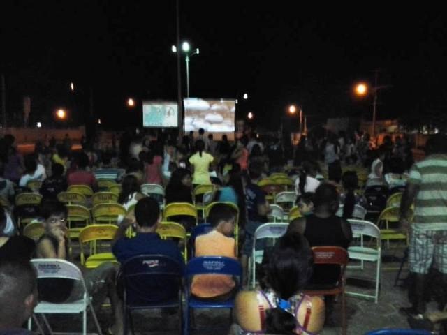 Em Vilhena, iniciativa de pastor leva cinema e shows gratuitos aos bairros