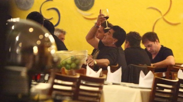 Maradona se diverte com amigos em uma churrascaria carioca