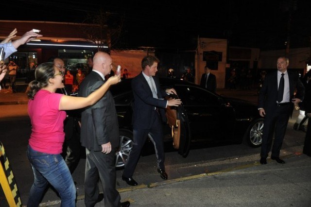 Fã para Príncipe Harry na rua para dar presente