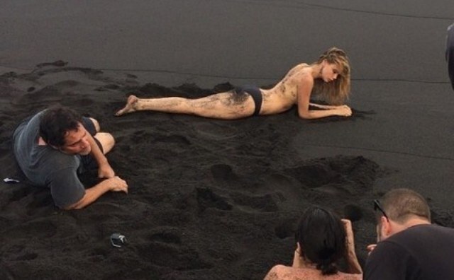 Cara Delevingne posa só de calcinha em praia de Bali