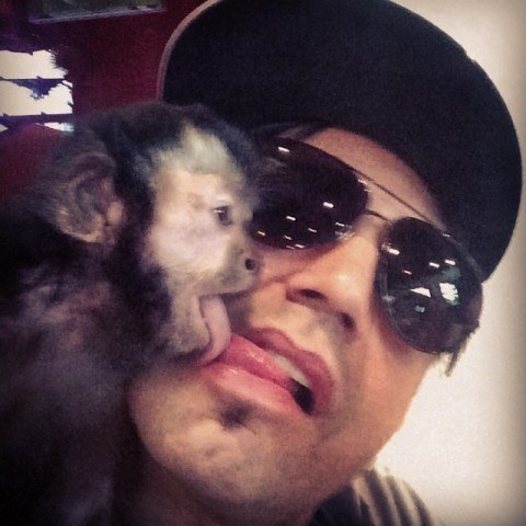 Latino e Twelves se lambem, se agarram e polemizam