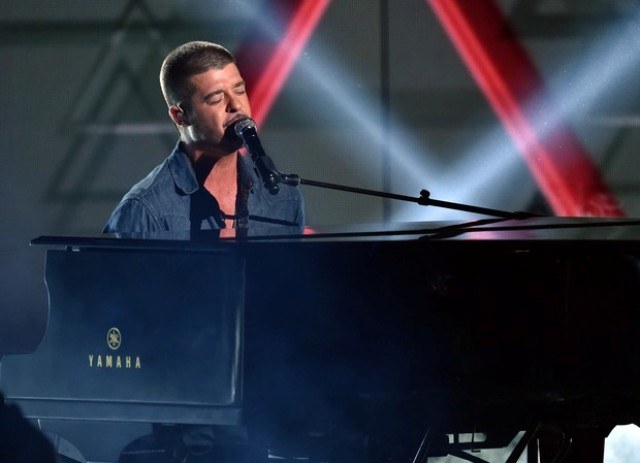 Robin Thicke dedica música para ex-mulher em premiação